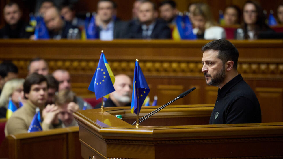 Zelensky: ‘Uburusiya Bugiye Kohereza ku Rugamba Abasirikare 10000 ba Koreya ya Ruguru’