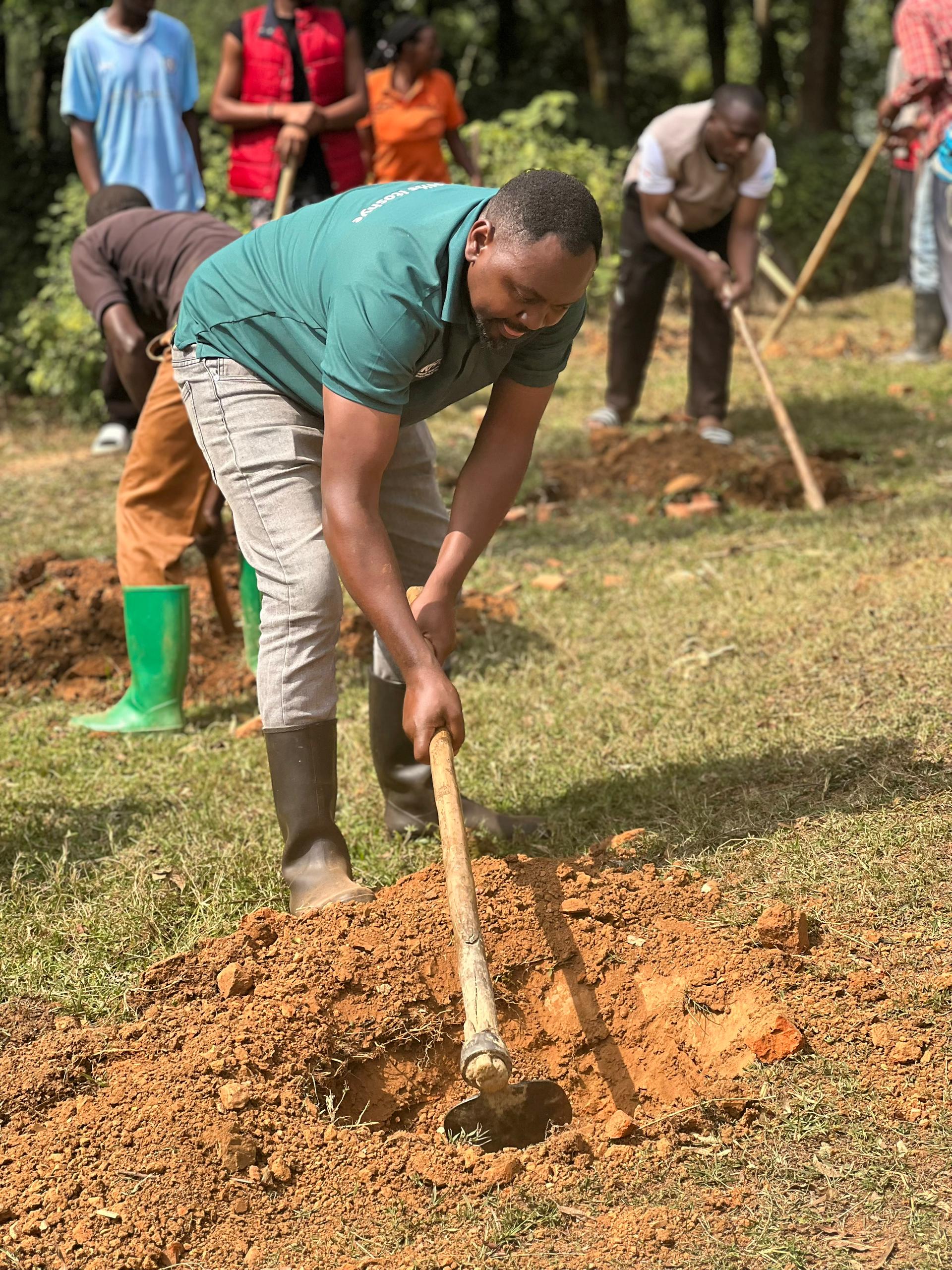 Mu Rwanda hatangiye gucukurwa imyobo izaterwamo ibiti miliyoni 72