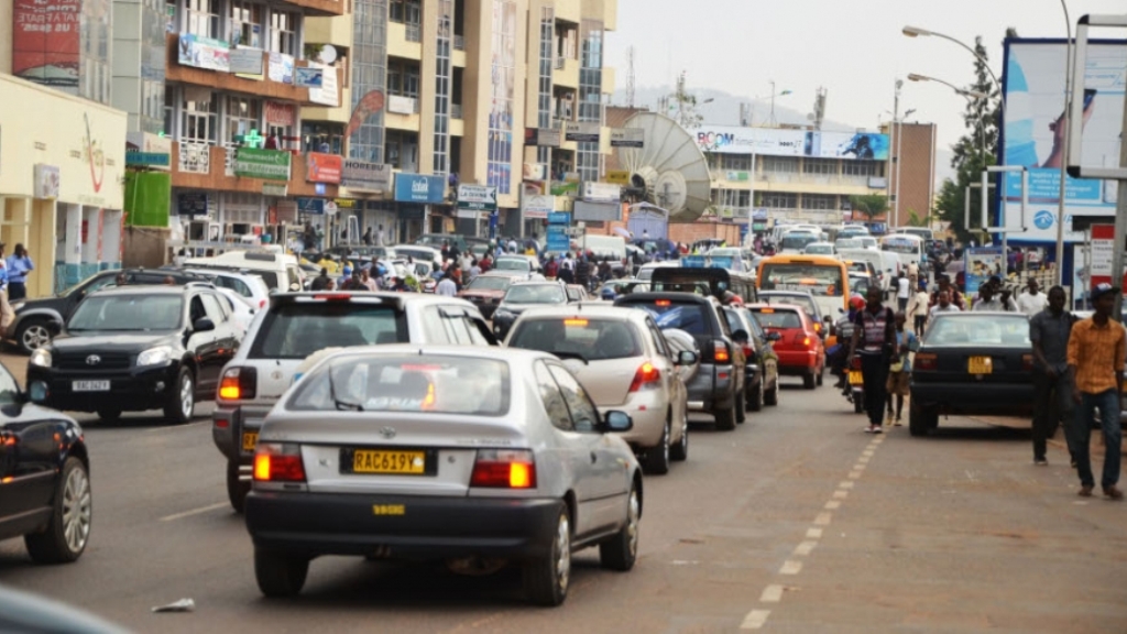 Kuzamura ibiciro bya lisansi na mazutu bigiye guca imodoka mu muhanda