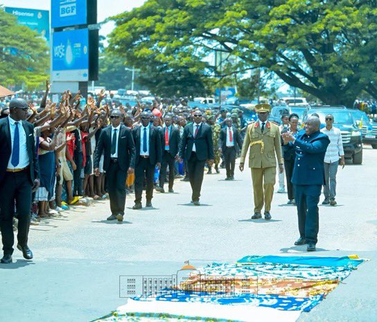 Perezida Ndayishimiye yasasiwe ibitenge avuye kugabana ubuyobozi bwa Afurika